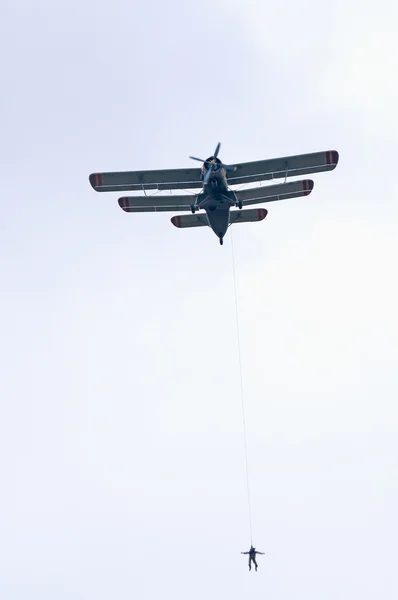 An-2 tows a skydiver — Stock Photo, Image