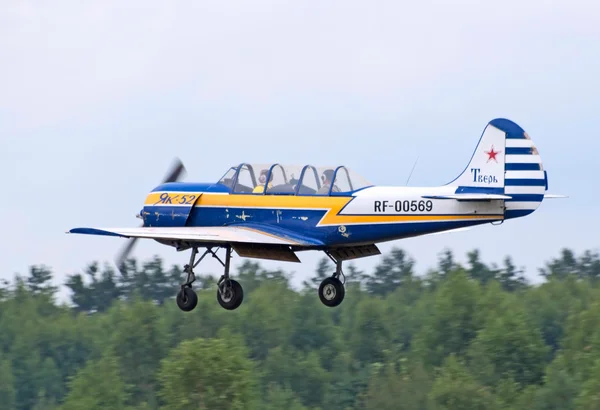 Як-52 летит низко — стоковое фото