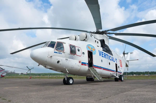 Mi-26 na parkování Stock Snímky