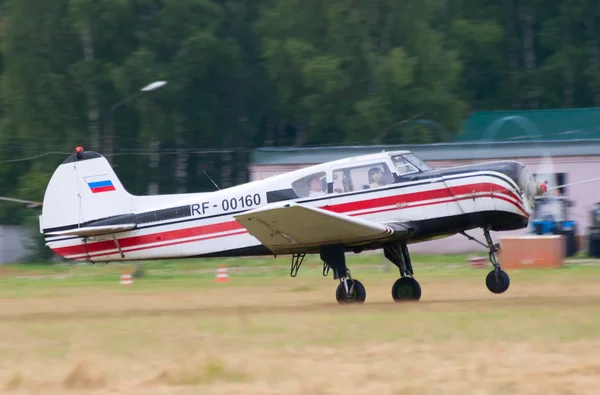 Yak-18t corre para decolagem — Fotografia de Stock