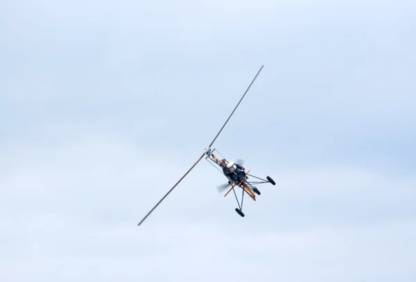 超轻型飞机旋翼机在飞行中 — 图库照片