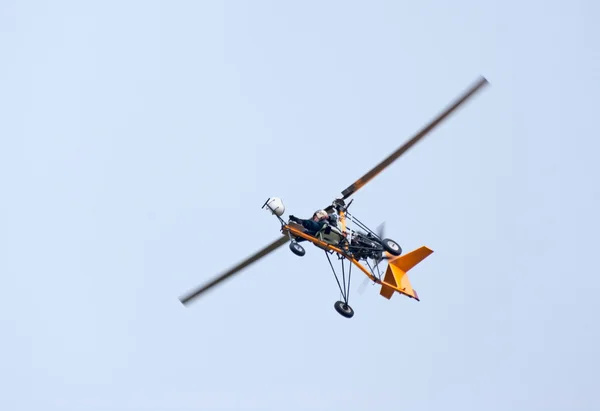 Ultraleve autogyro em voo — Fotografia de Stock