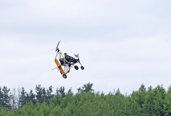 Ultralight autogyro takes off — Stock Photo, Image