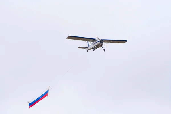 Jak-12 wyciągów rosyjską flagę — Zdjęcie stockowe