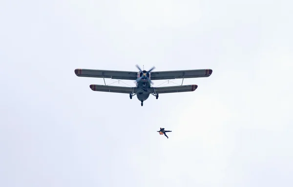 Spadochroniarz skacze od dwupłatowy samolot-2 — Zdjęcie stockowe