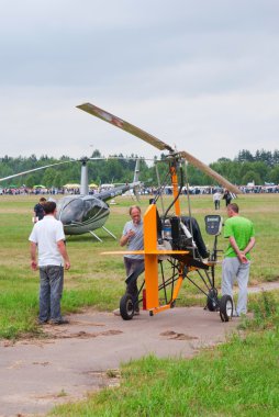 Ultra hafif bir autogyro seyirci inceleyin