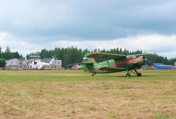 An-2 sul campo d'aviazione — Foto Stock