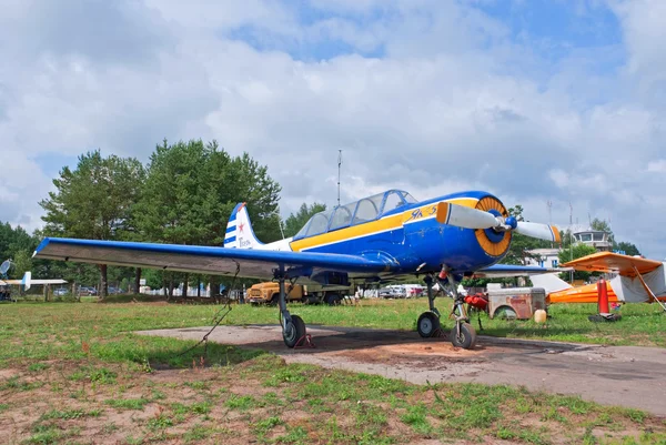 Yak-52 on the ground — Stock Photo, Image