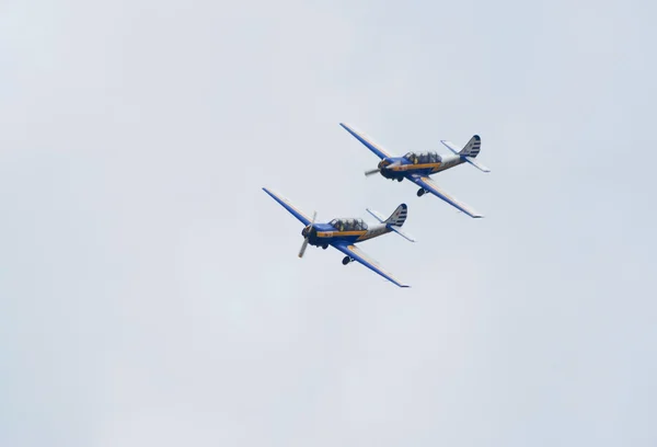 Letadla YAK-52 létají ve formaci — Stock fotografie