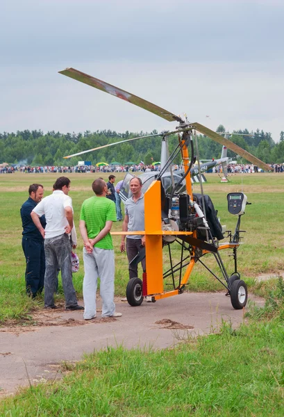 Pilot tells the spectators about his autogyro — Stock Photo, Image