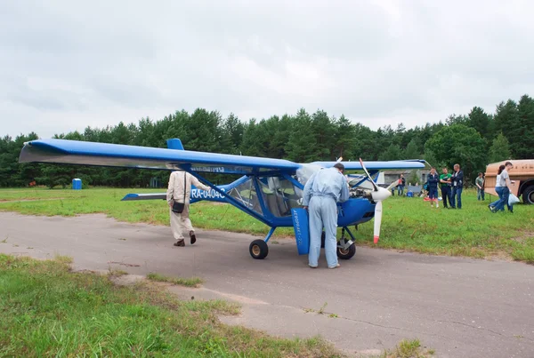 Pilot checks engine of the Aeroprakt-22L plane — Stock Photo, Image