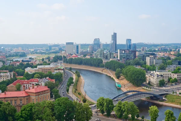 Rivière Neris et Vilnius centre-ville — Photo