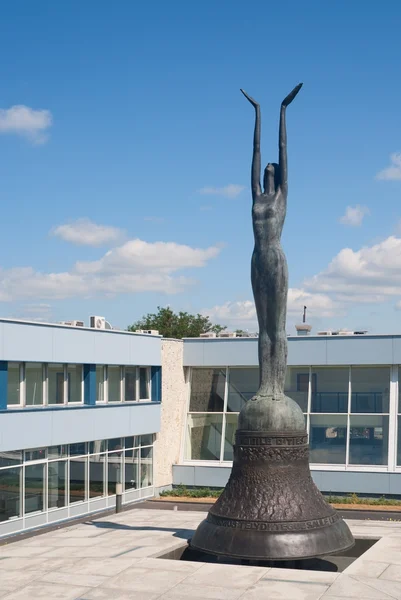 Скульптура во дворе Вильнюсского телецентра — стоковое фото