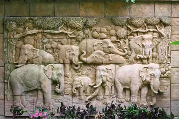 Basreliéf se slony. Thajsko, pattaya — Stock fotografie