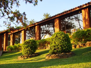 gözlük ve tuğla dış görünümü üzerinde bir ev