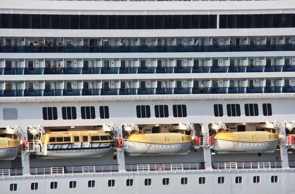 Visa från en kryssning linje fartygets sida med livbåtar och balkong hytt — Stockfoto
