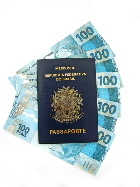 Nova moeda do Brasil dentro do passaporte — Fotografia de Stock