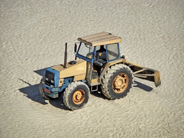 Równiarka samochodu ciężarowego zaparkowanego na piasku — Zdjęcie stockowe