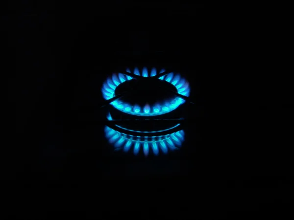 Płomieniach, kuchnia gazu w ciemności — Zdjęcie stockowe