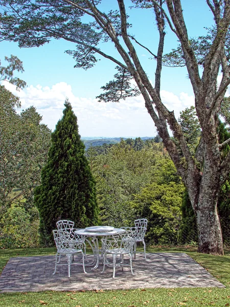 Sillas de jardín y mesa en terraza —  Fotos de Stock