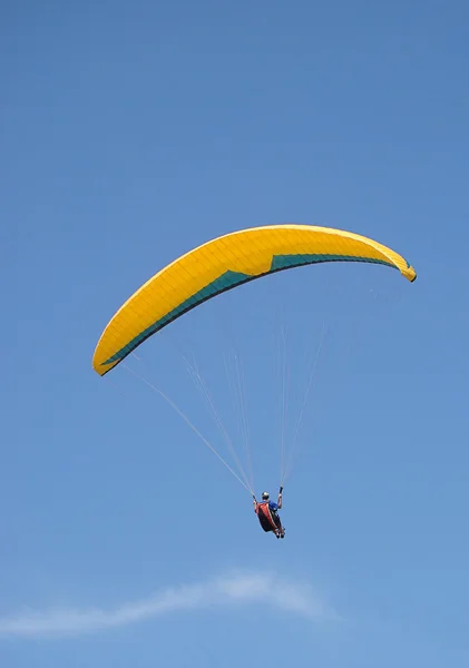 滑翔伞飞行在美丽的蓝天下 — 图库照片