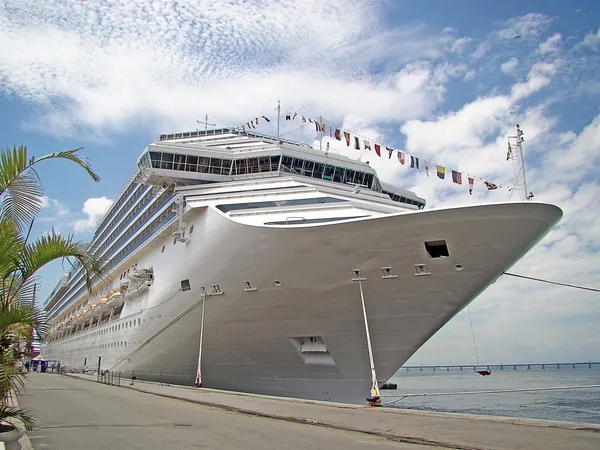 Lijn cruiseschip in harbor — Stockfoto