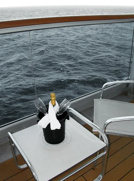 Garrafa Champgne em uma varanda de navio de cruzeiro — Fotografia de Stock