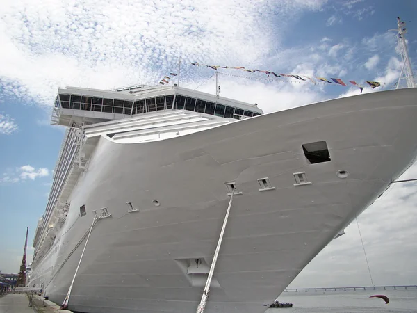 Cruise line ship on harbor — Stock Photo, Image