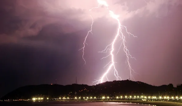 Lightning bolt striking the city of santos in brazil — Stock Photo, Image