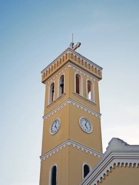 A torre do relógio da igreja sob o céu bonito — Fotografia de Stock