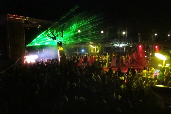 Konserde lazer gösterisi ile dancing — Stok fotoğraf