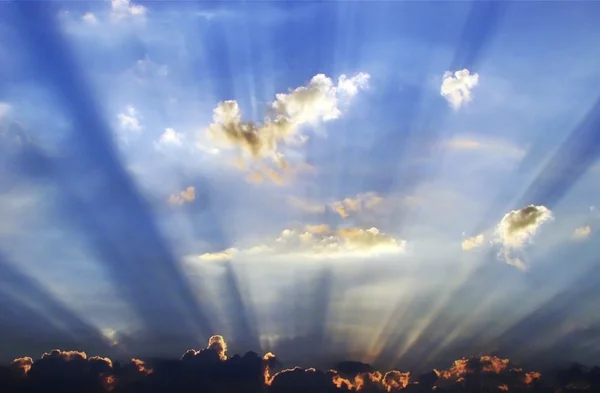 Солнечные лучи, появляющиеся за облаком — стоковое фото