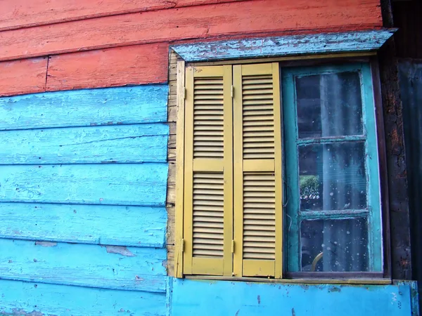Casa de madera con viejo estilo ventana — Foto de Stock