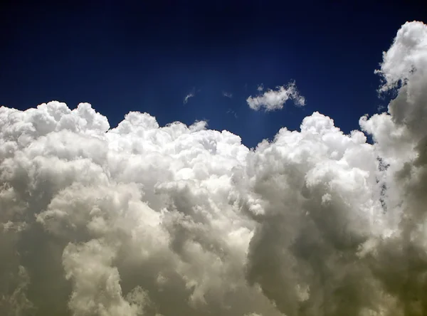 Nubes blancas esponjosas bajo el hermoso cielo —  Fotos de Stock