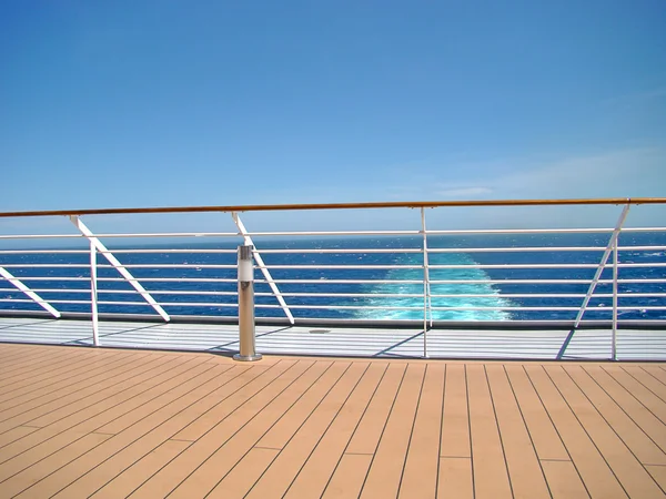 Deck de navio de cruzeiro com vista para o mar — Fotografia de Stock