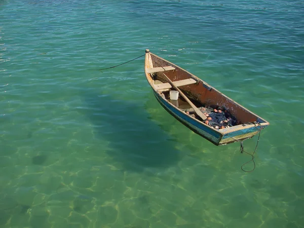 Pequeño bote de la fila flotando en el agua —  Fotos de Stock