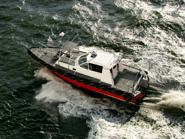 Прискорення човна над хвилями на морі Стокове Фото