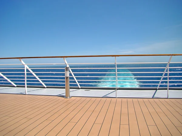 Kreuzfahrtschiff Deck mit Meerblick lizenzfreie Stockbilder