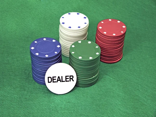 Yeşil bir masada Poker fişleri — Stok fotoğraf