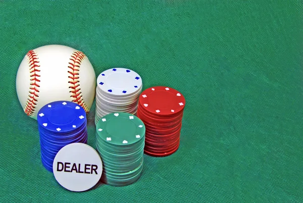 Poker žetony na zelený stůl a baseballový míč — Stock fotografie