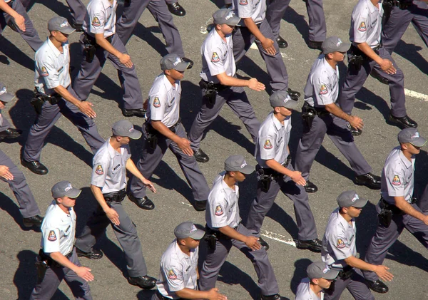 Бразильский военный парад марширует по улице — стоковое фото