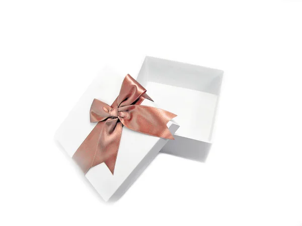 Caixa de presente feita de madeira com fita rosa isolada em branco — Fotografia de Stock