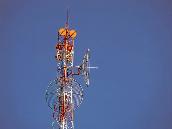 Cel telefon antenna gyönyörű kék ég alatt — Stock Fotó
