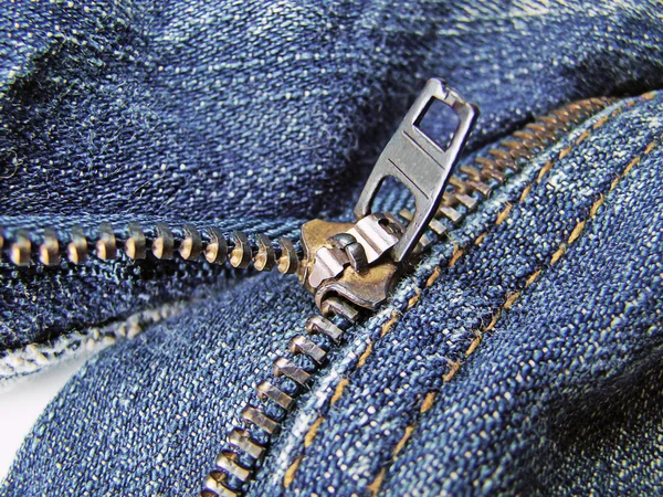 Макро знімок блискавки на джинсових штанях — стокове фото
