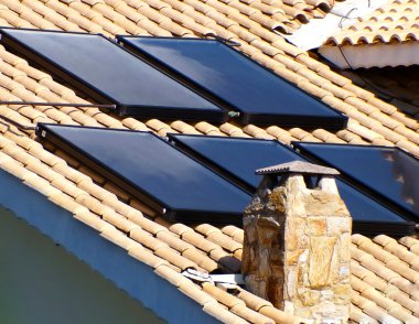 su ısıtıcı için çatıya güneş paneli