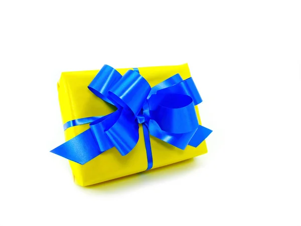 白で隔離される青い robbon と黄色のギフト ボックス — ストック写真