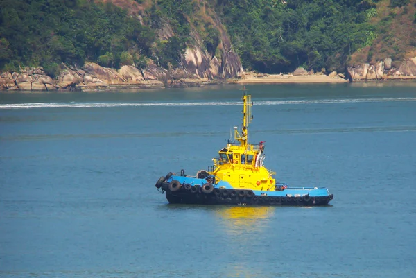 Tug boat navigating a beautiful blue ocean — Stock Photo, Image