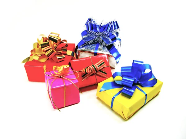Scatole regalo colorate isolate su sfondo bianco — Foto Stock