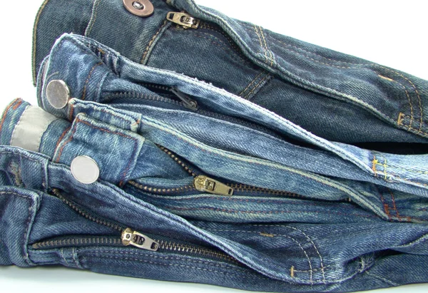 Beyaz zemin üzerinde mavi jeans yığını — Stok fotoğraf
