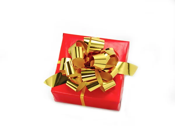 Czerwone pudełko z złote wstążki na białym tle — Zdjęcie stockowe